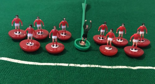 Subbuteo deluxe red and - -,
