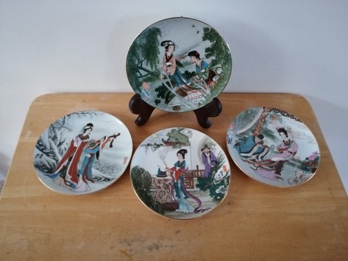 Four decorative plates - four,