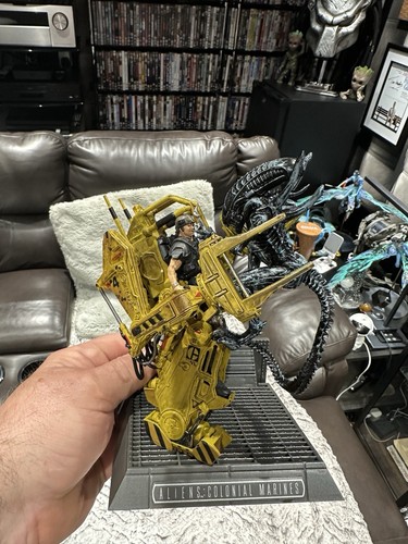 Alien aliens figure - alien,
