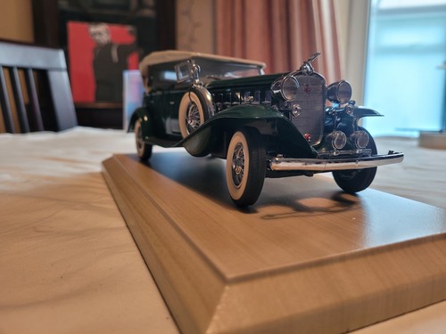 Danbury mint 1932 cadillac - mint,,