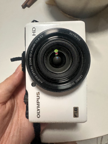 Olympus digital white - xz-1,
