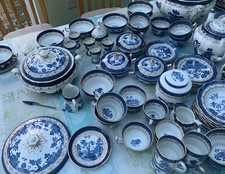 Booths Real Old Willow (A8025)-various gold and trellis