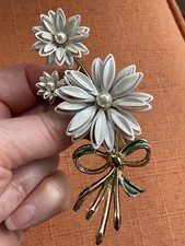 Vintage white flower brooch - white,