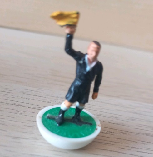 Subbuteo linesman 1970s yellow - subbuteo,