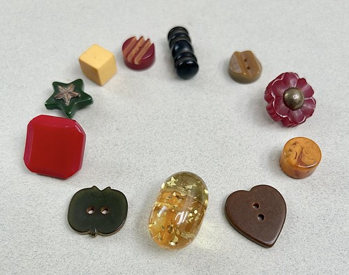 Vintage bakelite buttons in - 11,