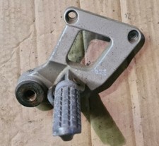 1997 KAWASAKI ZZR 600 E / ZX600E >>> right hand O/S rear foot peg hanger