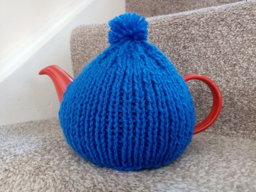 Hand knitted tea - , fits