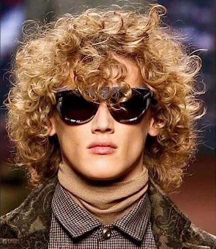 Blonde short curly wigs - blonde,