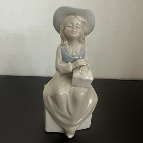 Porcelin statue little - of,
