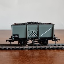 Bachmann 37-425 OO BR 16T Mineral Wagon With Coal Load B197525 Grey