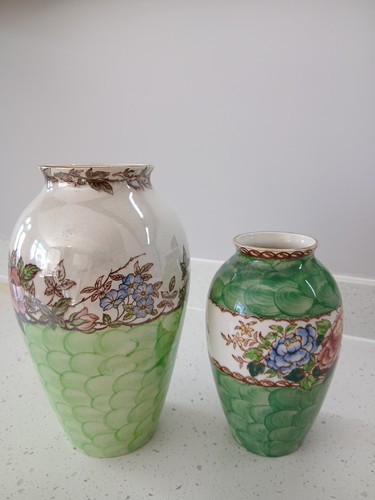Two maling flowery vases - two,