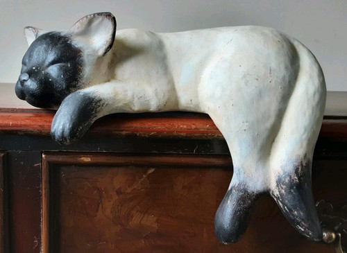 Sleeping cat shelf - sleeping,