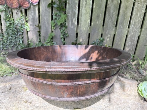 Antique wooden basin - , features