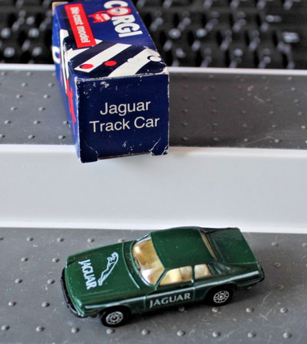 Corgi juniors jaguar - corgi,