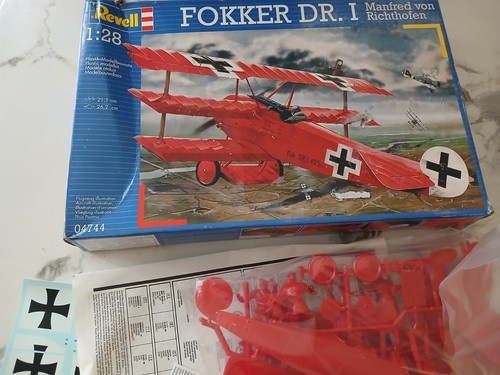 Revell fokker dr 1 red - 1/28,