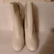 Peacock Womens Ecru Almond Toe