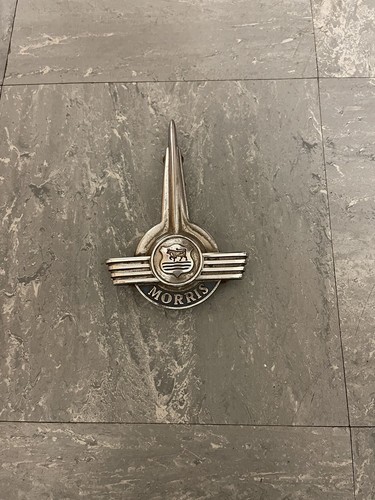 Morris minor bonnet badge - -,