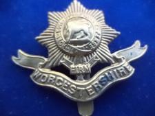 THE WORCESTERSHIRE REGIMENT CAP BADGE .  EX DISPLAY CASE .
