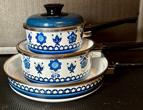 Pretty vintage piece - pretty,
