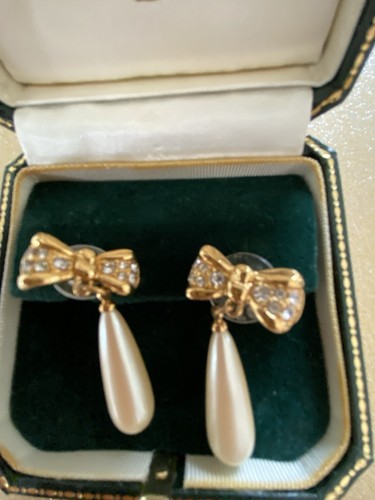 Pearl earrings duchess of - pearl, earrings.
