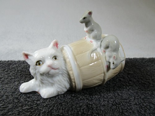 Vintage white cat barrel - vintage,