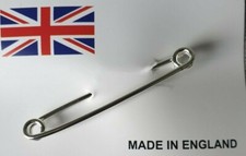 TRADITONAL GOLD OR SILVER COLOURED STOCK PIN OR COLLAR PIN SHOWING HUNTING ECT 