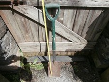 POST SPADE WITH WOOD AND PLASTIC HANDLE IN GOOD USEABLE CONDITION