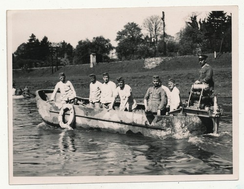 Photo pioneers with boat - photo,
