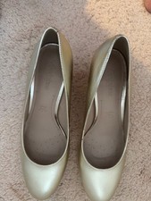 M&S FOOTGLOVE SHOES SIZE 6.5 GOLD