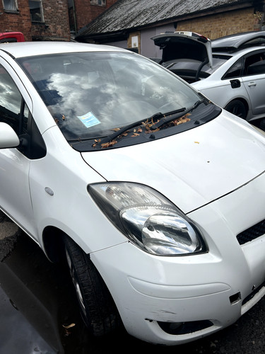 Toyota yaris 2011 petrol - yaris,