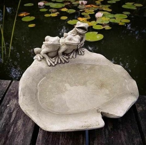 Frogs lily statue - on, |
