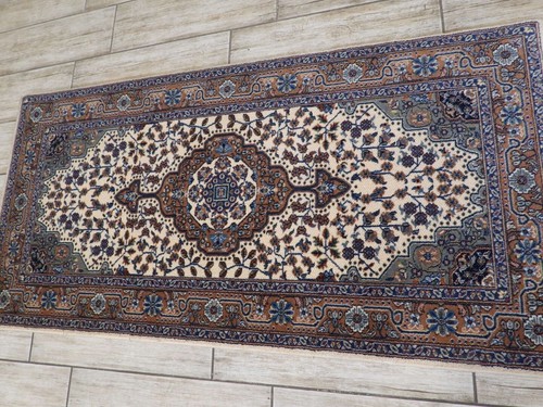 Medallion design wool area rug - wool,