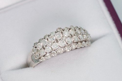 Stunning 9ct white gold - stunning,