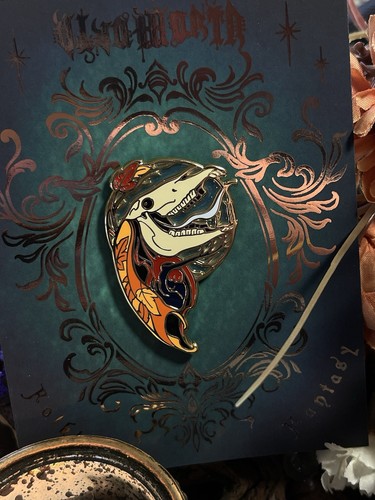 Mari lwyd hard enamel pin - lwyd,
