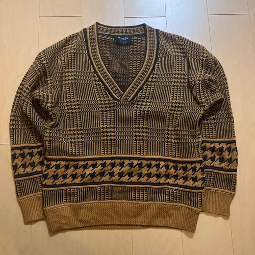 Used geometric pattern neck - pattern, v-neck