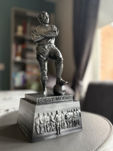 Bobby moore statue - moore,