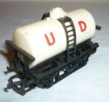 TRIANG OO GAUGE SMALL TANKER UD R15