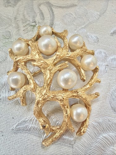 Crown trifari brooch coral - brooch,