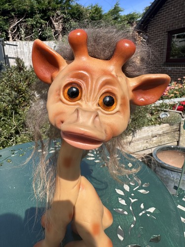 Thomas dam giraffe troll - dam,