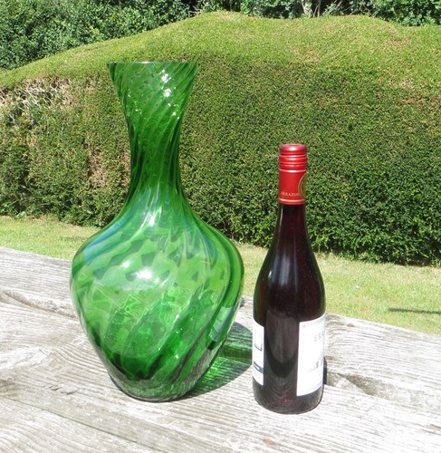 Impressive large emerald green - impressive,