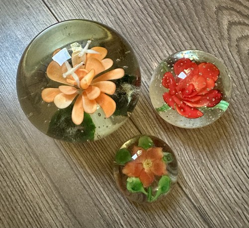 Flower paperweights job - job, lot