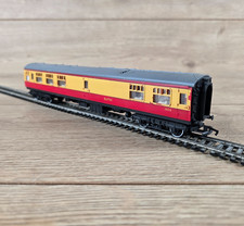 Hornby R628 BR Mk1 Buffet Car Coach 1805 Blood & Custard OO Gauge