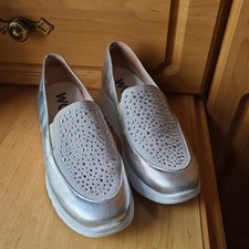 WONDERS Silver wedge shoes