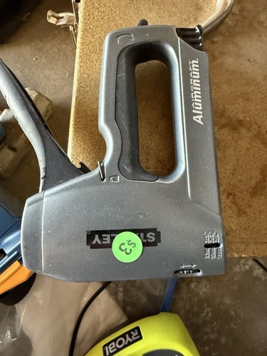Staple gun - staple,