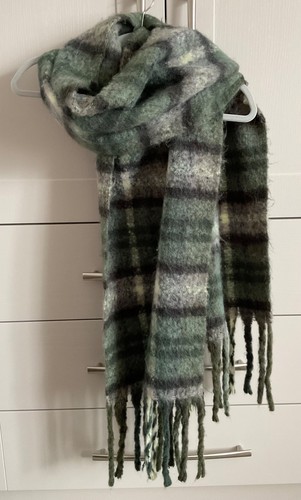 Primark green black mix - &,