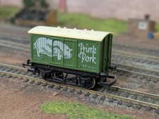Hornby R216 OO Gauge Vent Van Prime Pork