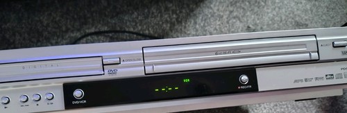 Dvc8700 dvd player vhs - player,