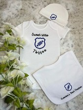 Everton FC Toffees Fan Cute New Born Gift Set with Baby Grow, Bib, & Beanie Hat