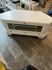 White corner tv unit 