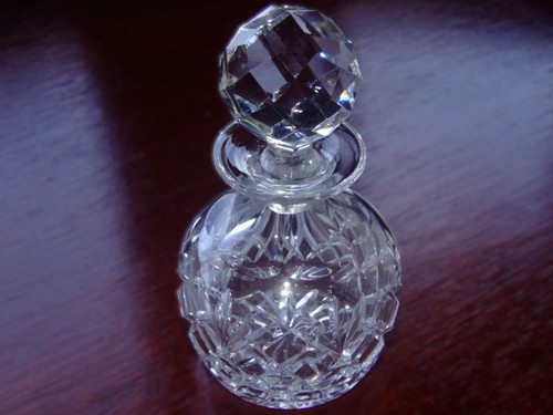 Attractive glass perfume - an,
